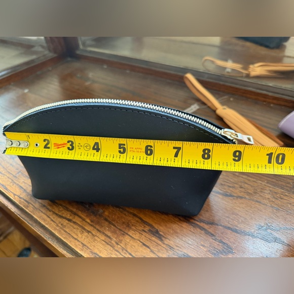 Portland Leather Black Zippered Pouch - Picture 4 of 4